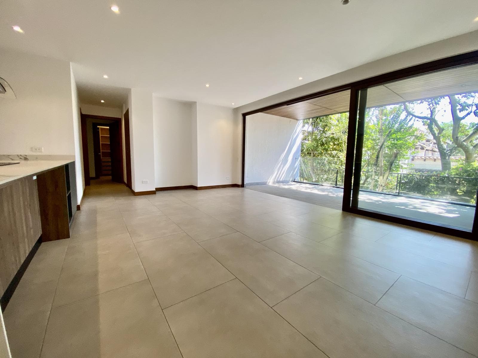 Venta Departamento con Balcón en Excelente Edificio y Urbanización Intervalles Tumbaco - 1