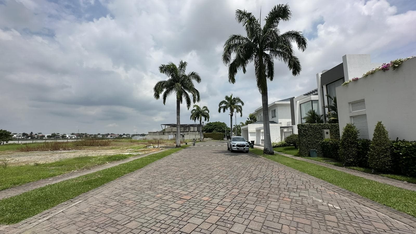 VENTA DE TERRENO AL RIO ISLA MOCOLI - 1