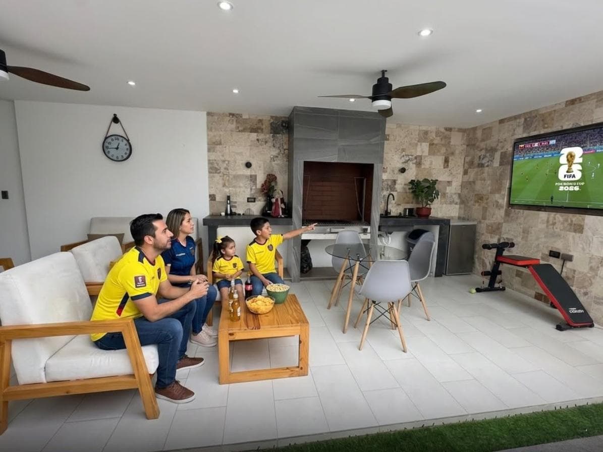 Casa en Venta con 4 Habitaciones - Area Bbq en Urb. Casa Club, Vía a la Costa.V.B. - 1