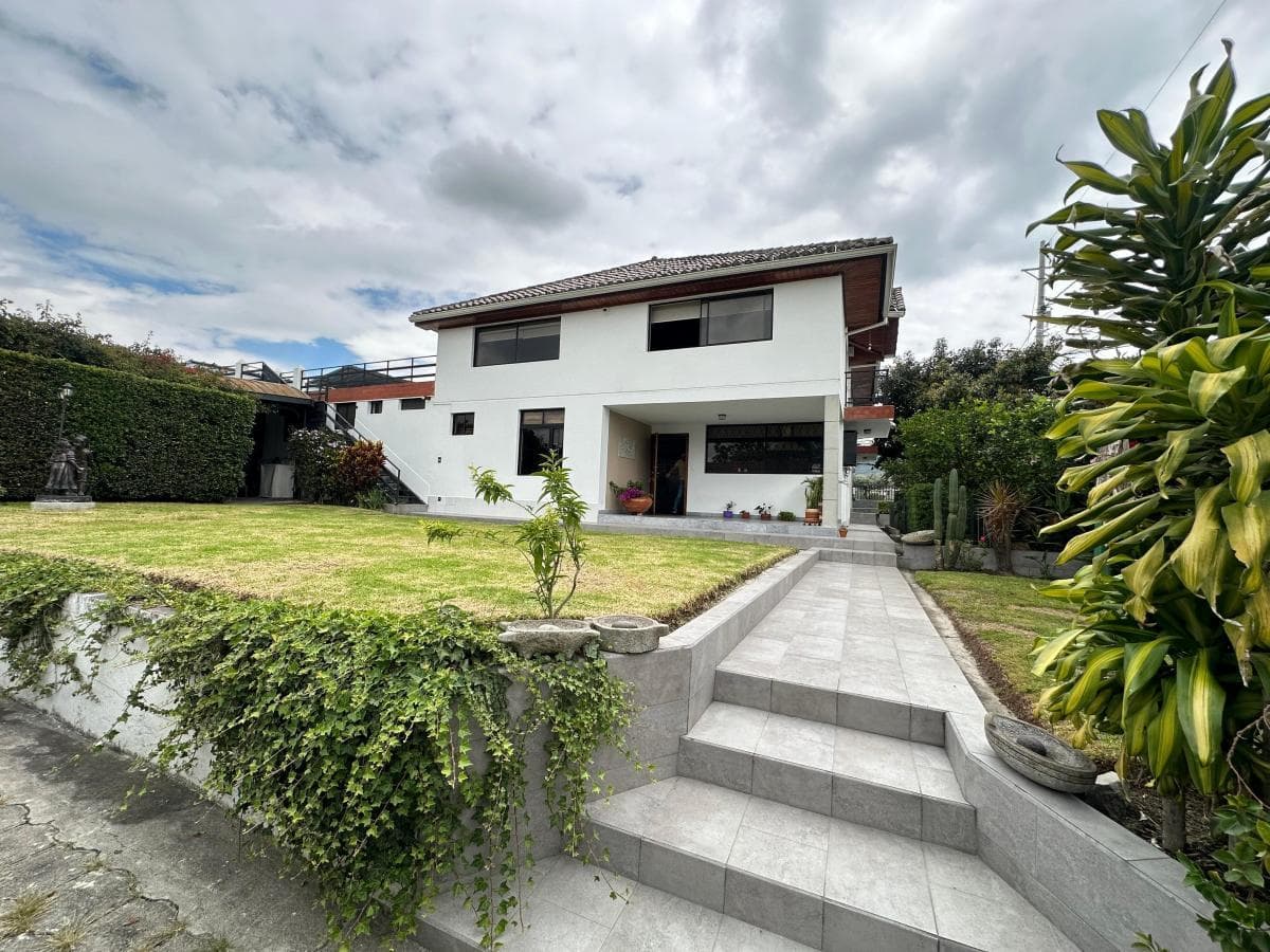 Excelente casa de alquiler esquinera Tumbaco, 350 mtrs implantada terreno 1000 mtrs - 1