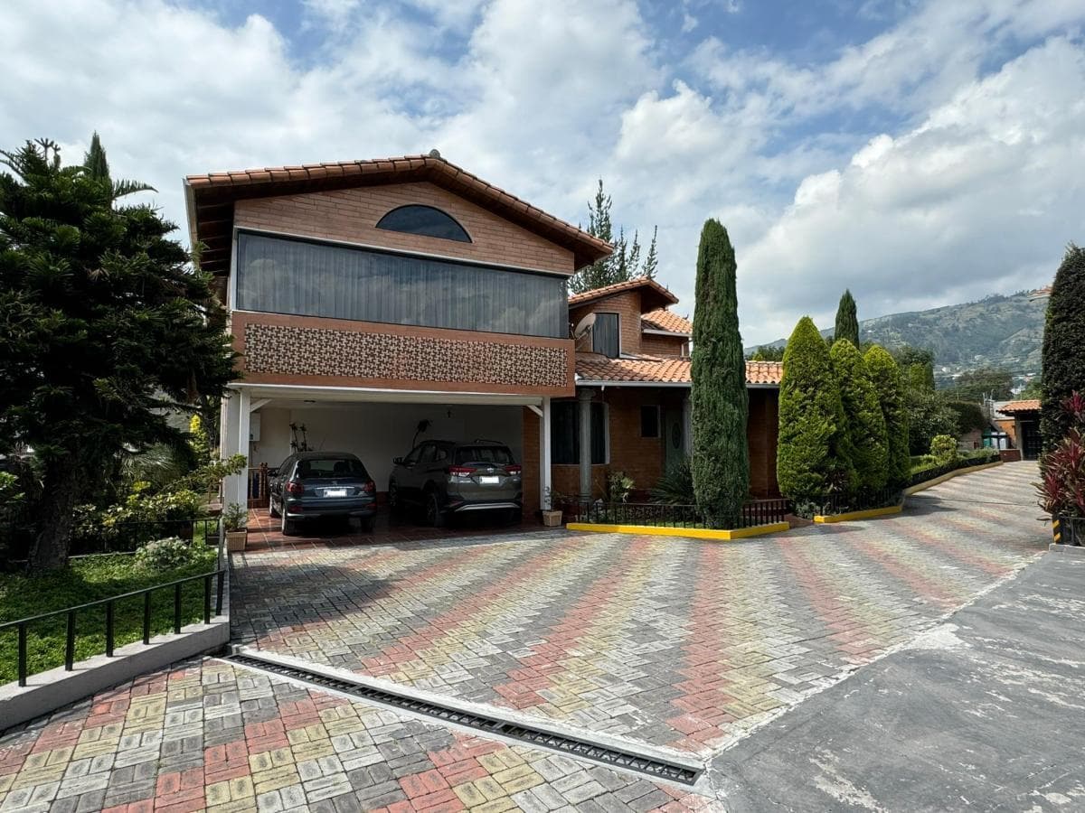 Venta amplia casa de 3 dormitorios en Tumbaco - 1