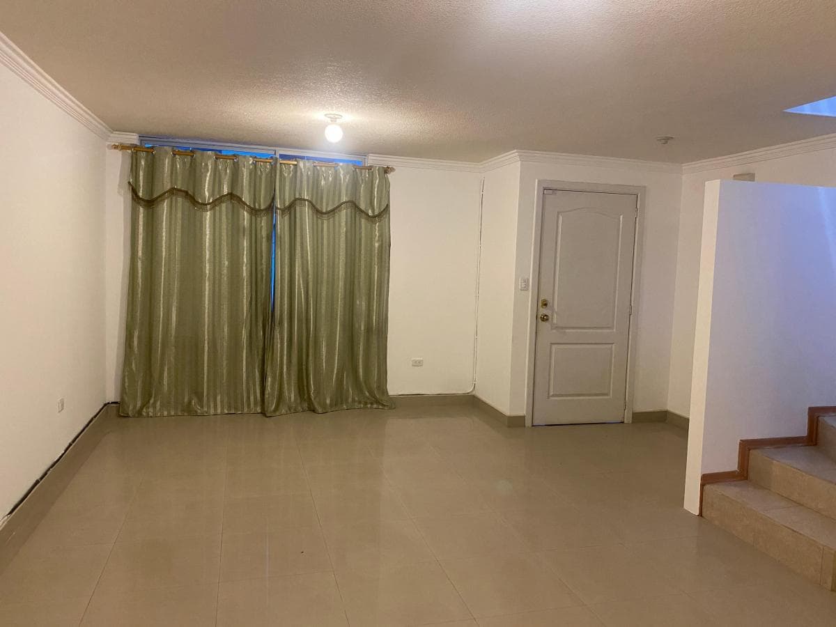 Venta Casa 3 dormitorios, sector Marianitas de Calderón. - 1