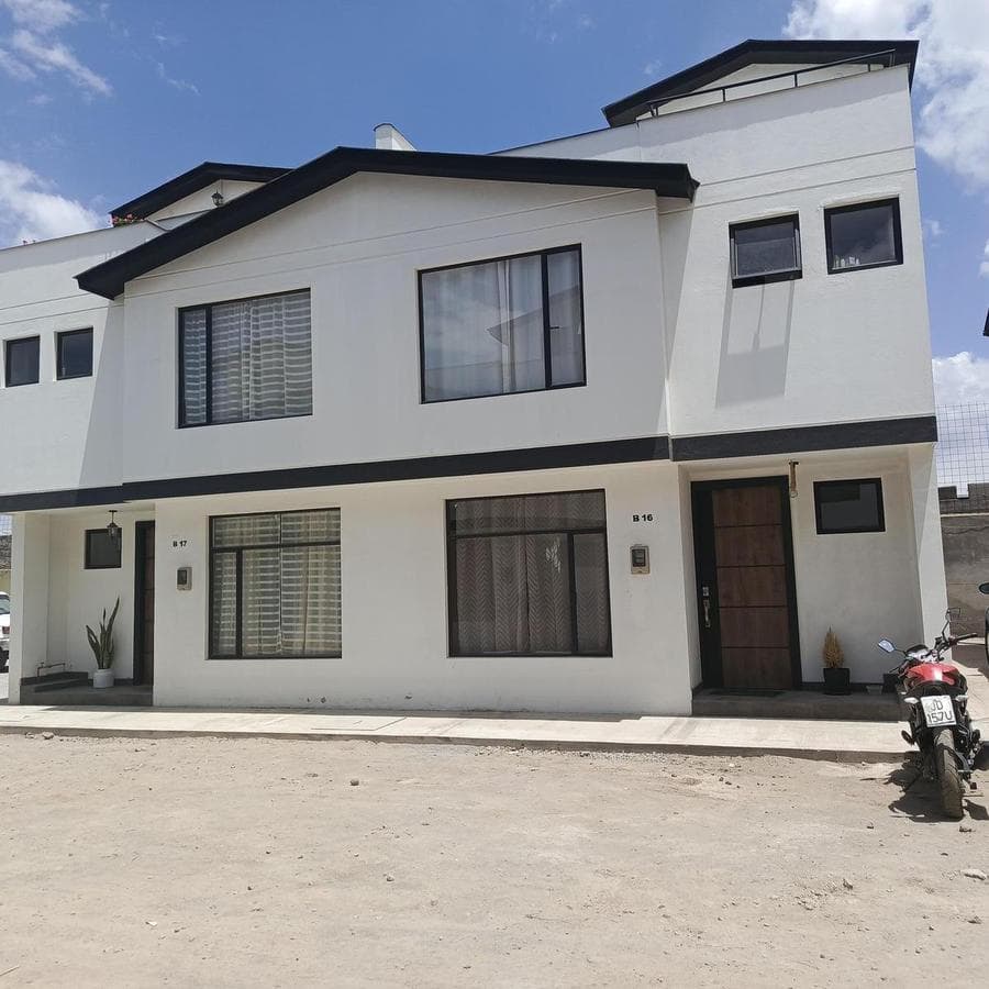 CASAS EN VENTA, PROYECTO VIP, DE 105 M2 APROX. A 5 MINUTOS C.C.EL PORTAL - 1
