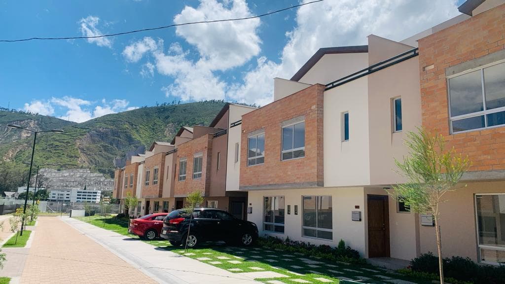 Casas en Venta por Estrenar, Pomasqui, Tres Dormitorios - 1