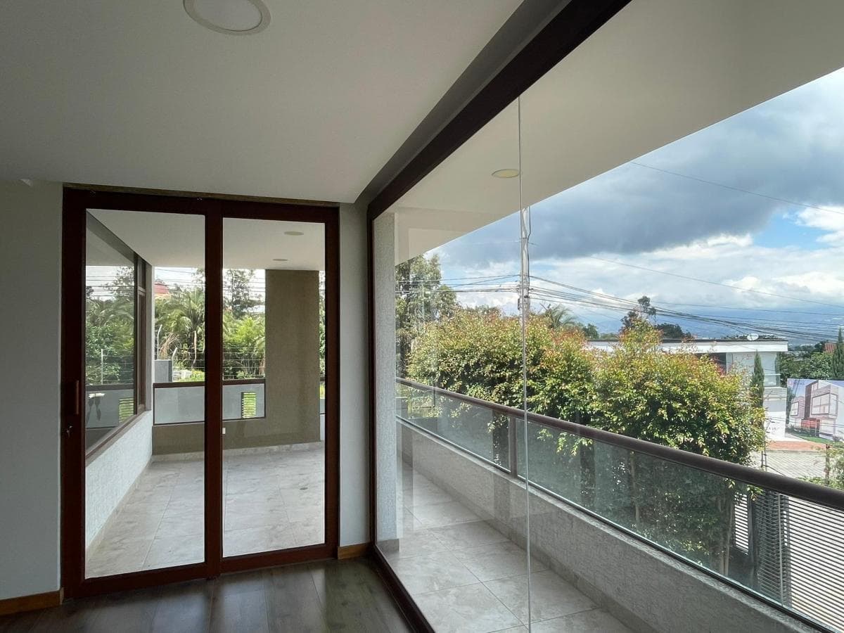 Venta departamento de 138 m2 de 3 dormitorios en Nayón - 1