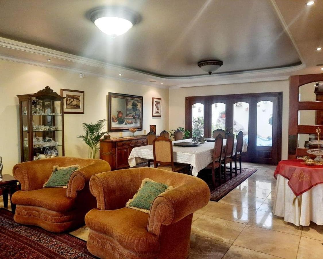 CASA EN VENTA URB. EL CONDADO - 1