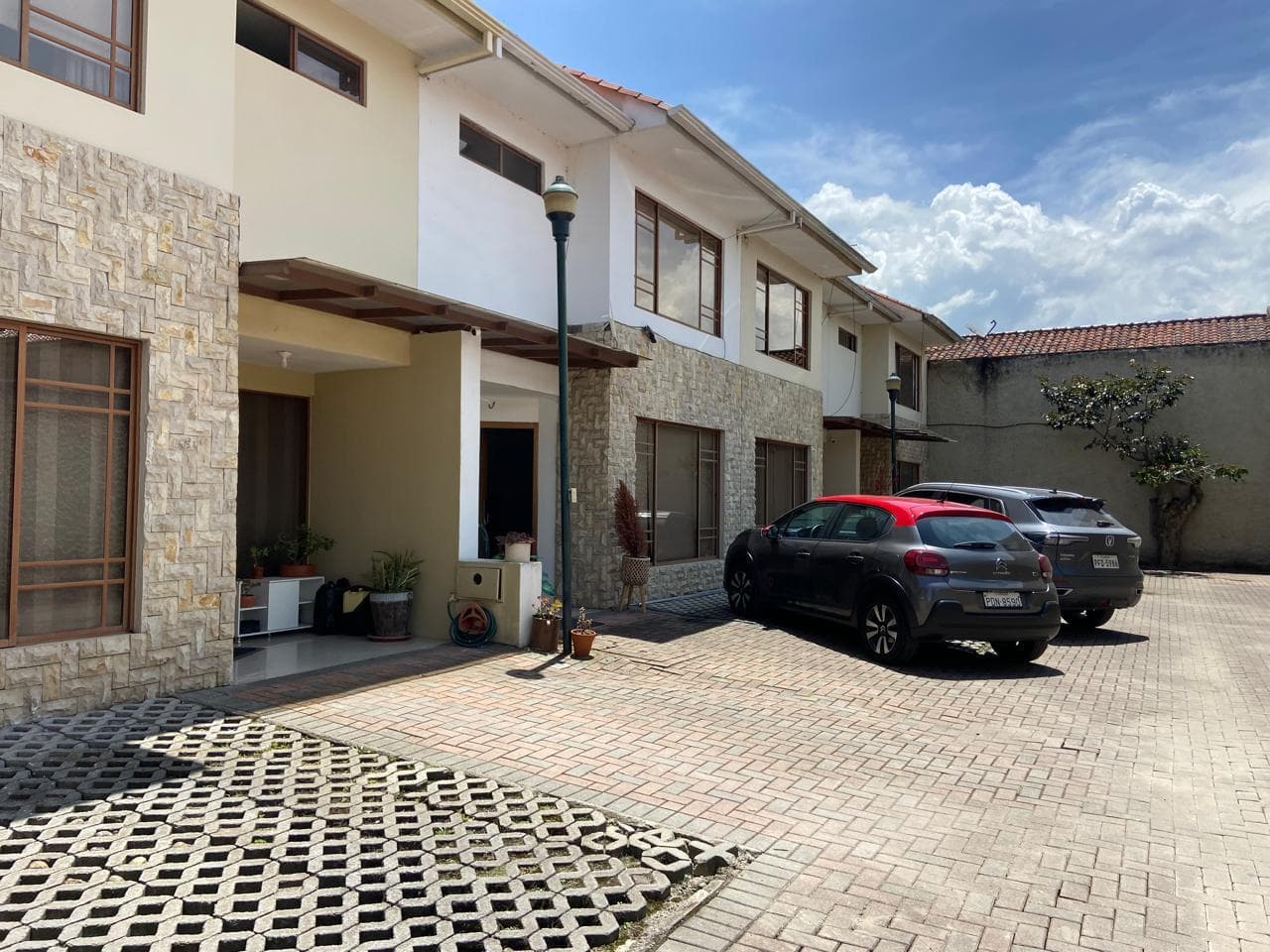 Casa en venta, Narancay. a 20 metros del Gran AKI - 1