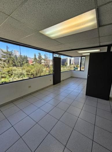MV - SECTOR LA CAROLINA, EN VENTA OFICINA EN EDIFICIO CORPORATIVO - 1