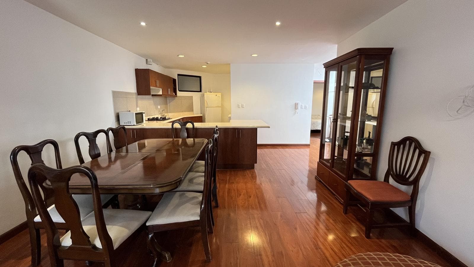Departamento full amoblado, sector Supermaxi Americas - 1