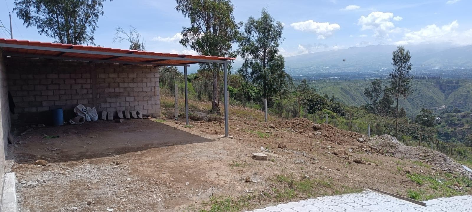 1000m2 de Terreno con cerramiento y frente a la calle en Nayon - 1