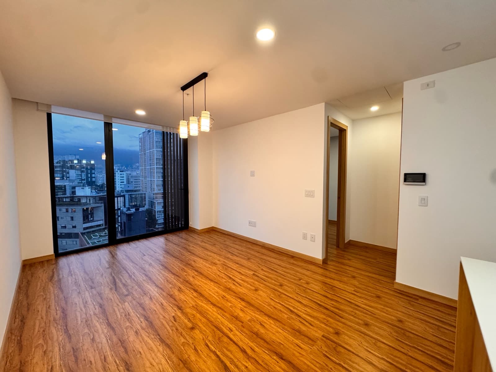 Arriendo la Carolina Suite de lujo por estrenar con vista de Quito edificio con piscina - 1