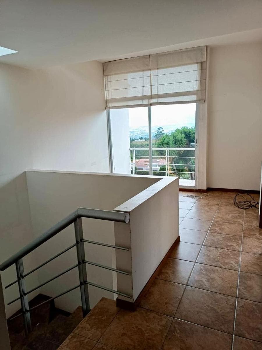 Casa esquinera en venta, conjunto Altos de Nayón, sector Nayón - 1