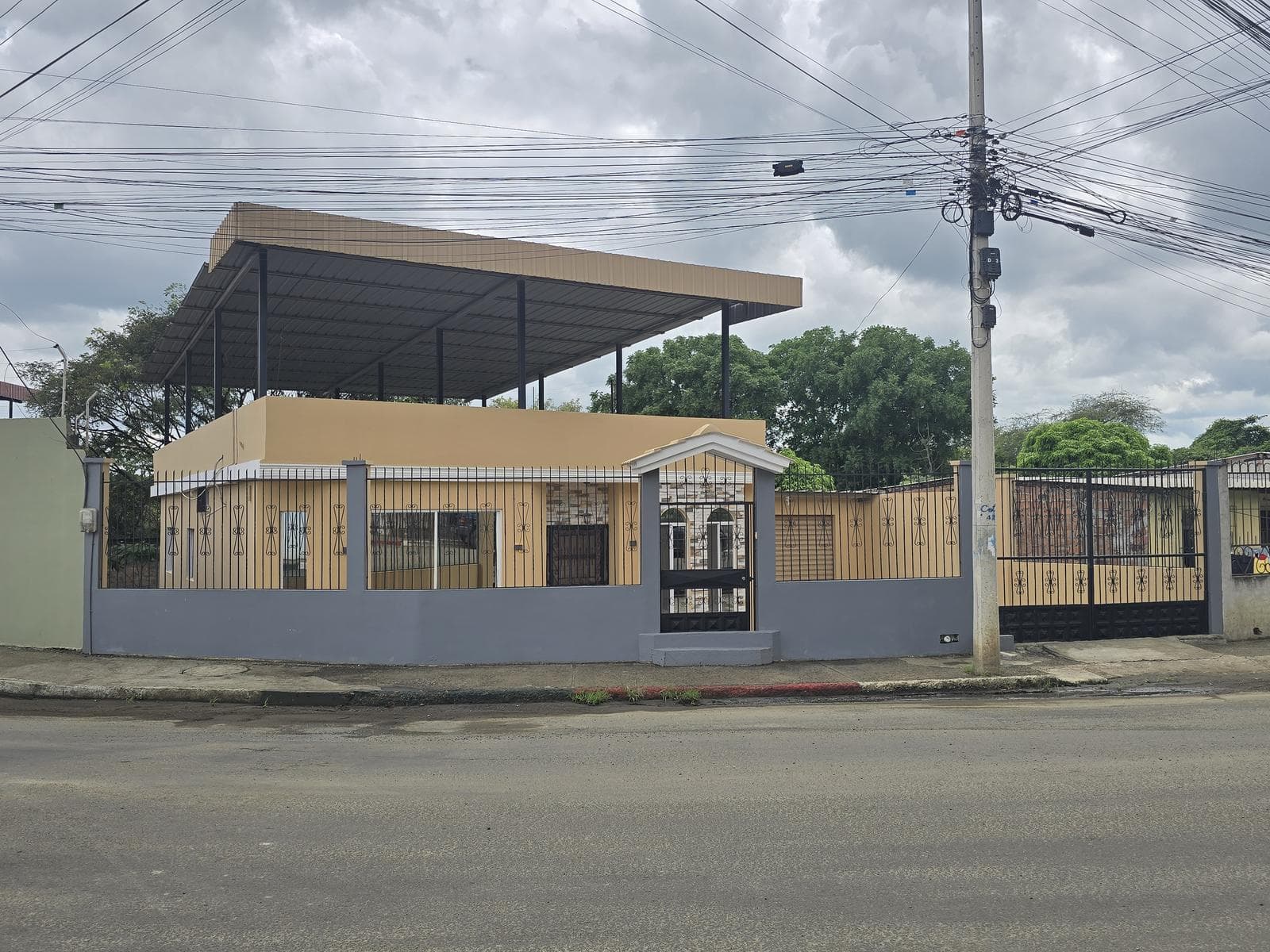 Venta de Casa con amplió terreno, 3 Habitaciones, terraza, garaje - En Montecristi - Manabí. S.B. - 1
