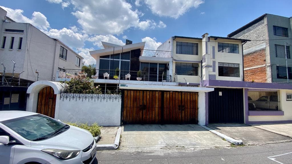 VeNTa casa en la Jipijapa de 750 m2 de construcción (terreno 403 m2) - 1