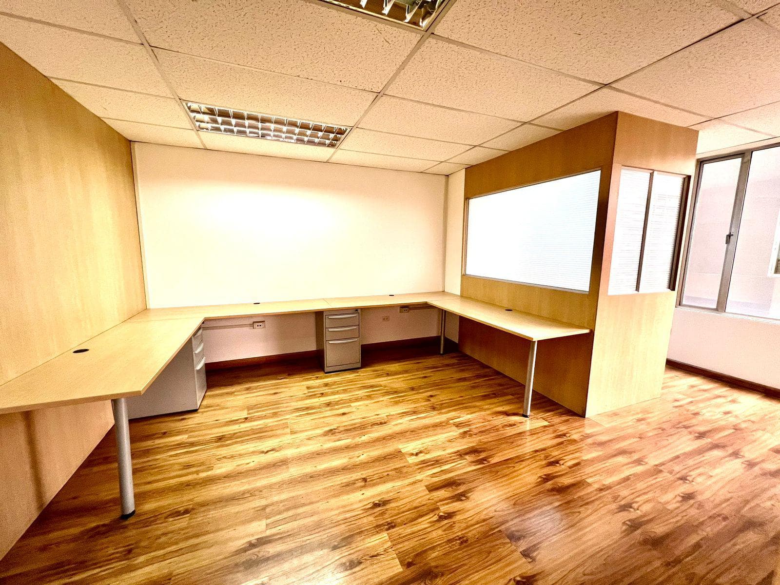MV - SECTOR LA CAROLINA, EN VENTA Y RENTA OFICINA 75m2 CON DIVISIONES EDIFICIO CORPORATIVO - 1