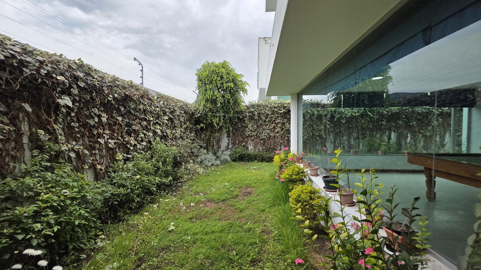 En venta hermosa Casa en Cumbayá dentro de conjunto - 1
