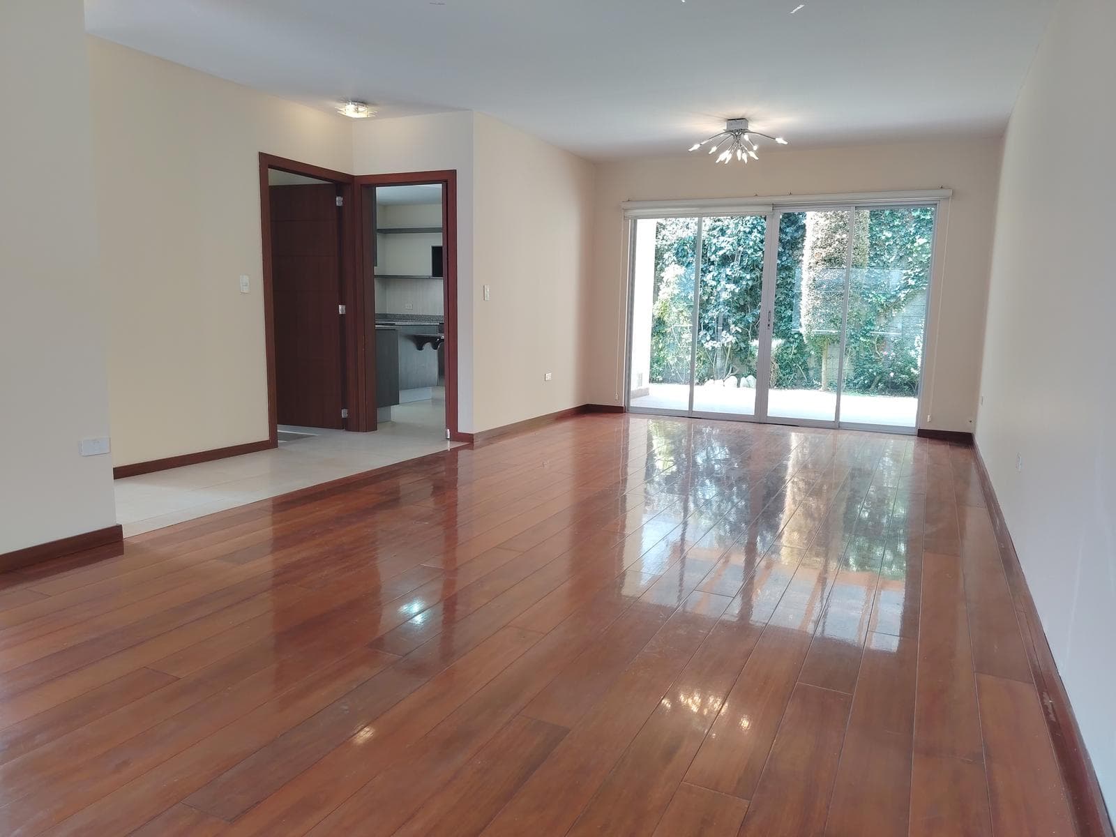 VENTA O RENTA Exclusiva casa en San Juan de Cumbayá - 1