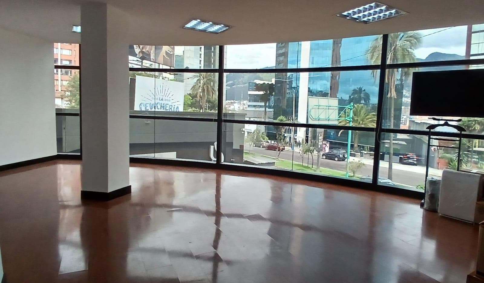 OFICINA DE VENTA O ARRIENDO EN QUITO SECTOR PLAZA ARTIGAS - 1