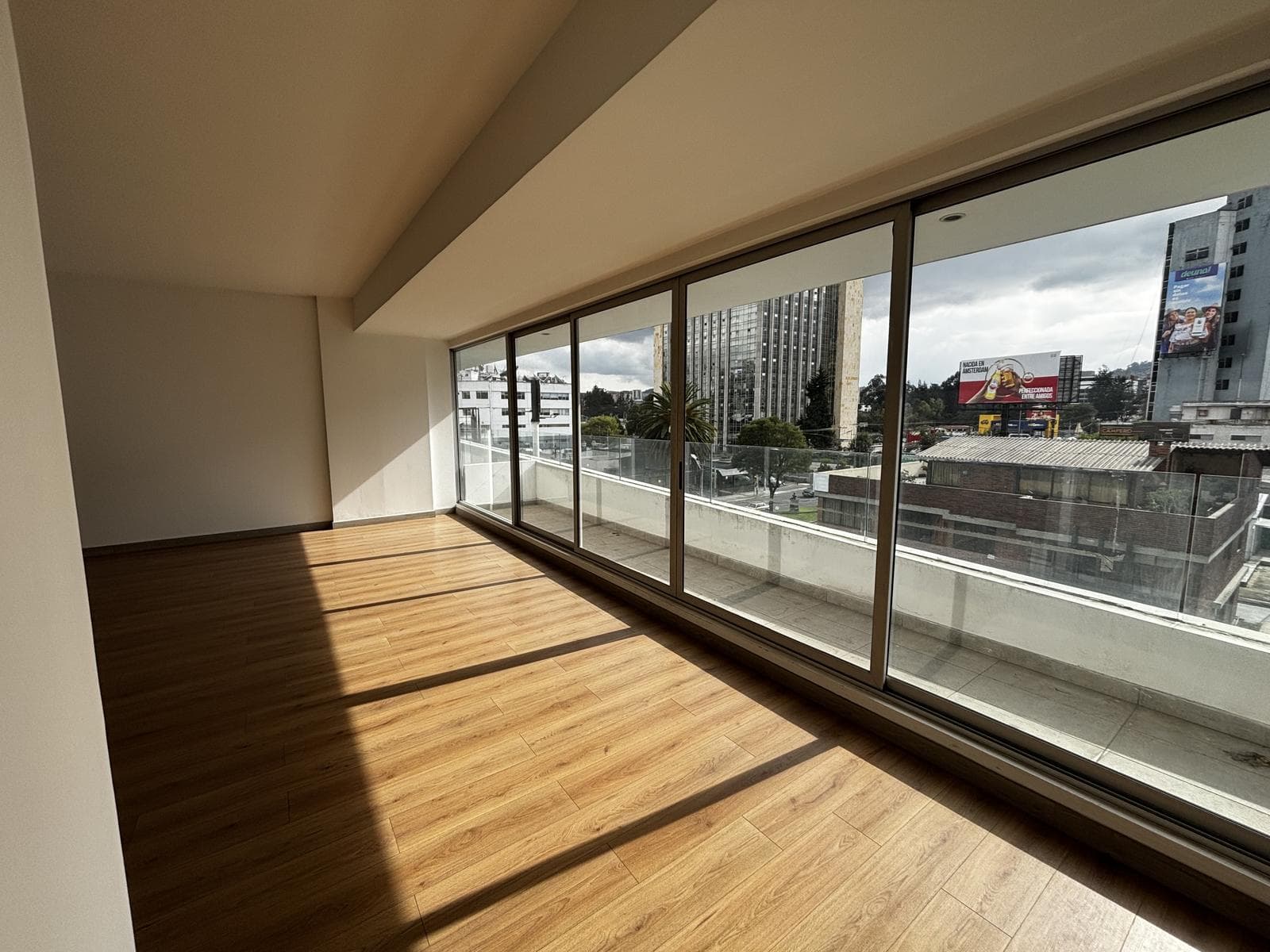 VENDO MODERNA OFICINA SECTOR EL JARDIN - 1