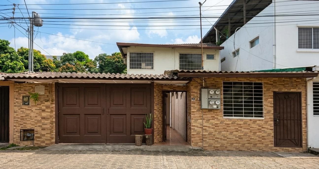 Venta casa rentera multifamiliar Samanes 1, Guayaquil Norte 4 departamentos, m.g. - 1