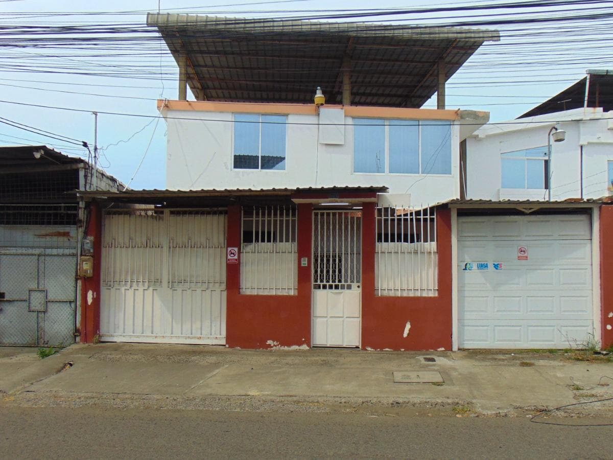 VENTA DE CASA CON 2 DEPARTAMENTOS ENTRE AV 4 DE NOVIEMBRE Y AVENIDA 113 - 1