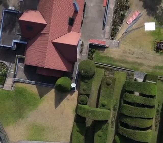 VENDO HERMOSA QUINTA CON HERMOSOS JARDINES Y UN LOTE AL FRENTE CRUZANDO LA CALLE - 1