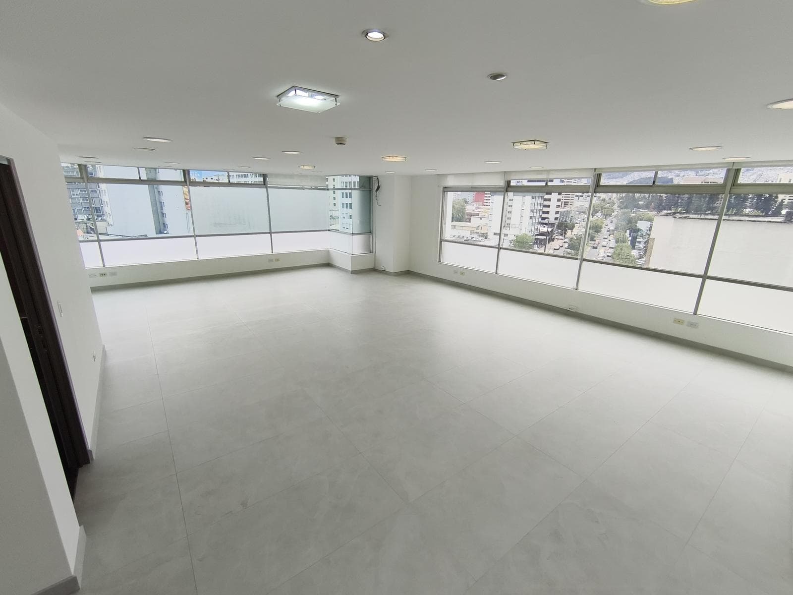 Renta Oficina esquinera 82m2. 2 parqueos. Av Orellana y 6 de diciembre. Edif. Alisal de Orellana. - 1