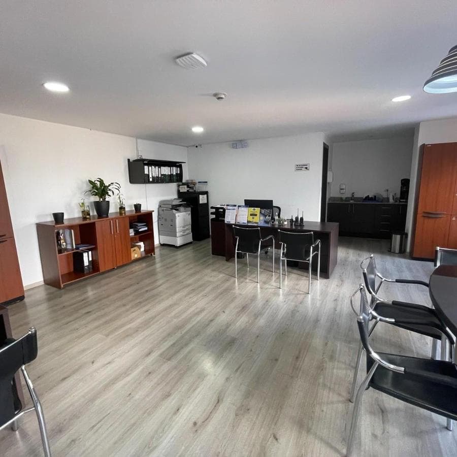 Oficina de venta amoblada en Av. 12 de Octubre - 1