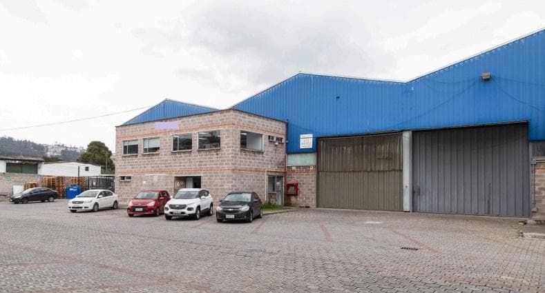 RENTA GALPON EN ZONA INDUSTRIAL EN CALDERON Inf.CBR Carla Del Pino - 1