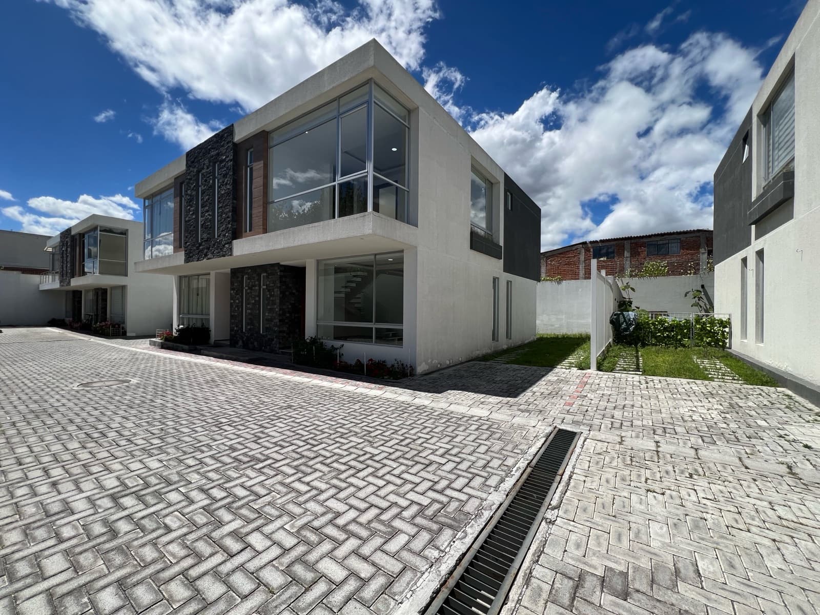 TUMBACO, CASA POR ESTRENAR, 3 DORMITORIOS C/BAÑO CADA UNO - 1