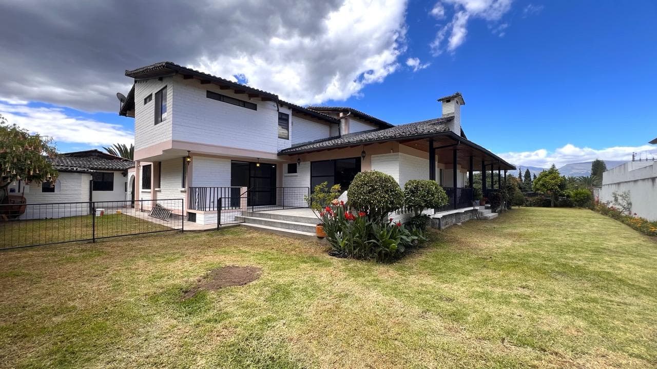 Casa de venta en Cumbayá a minutos del Colegio Menor - 1