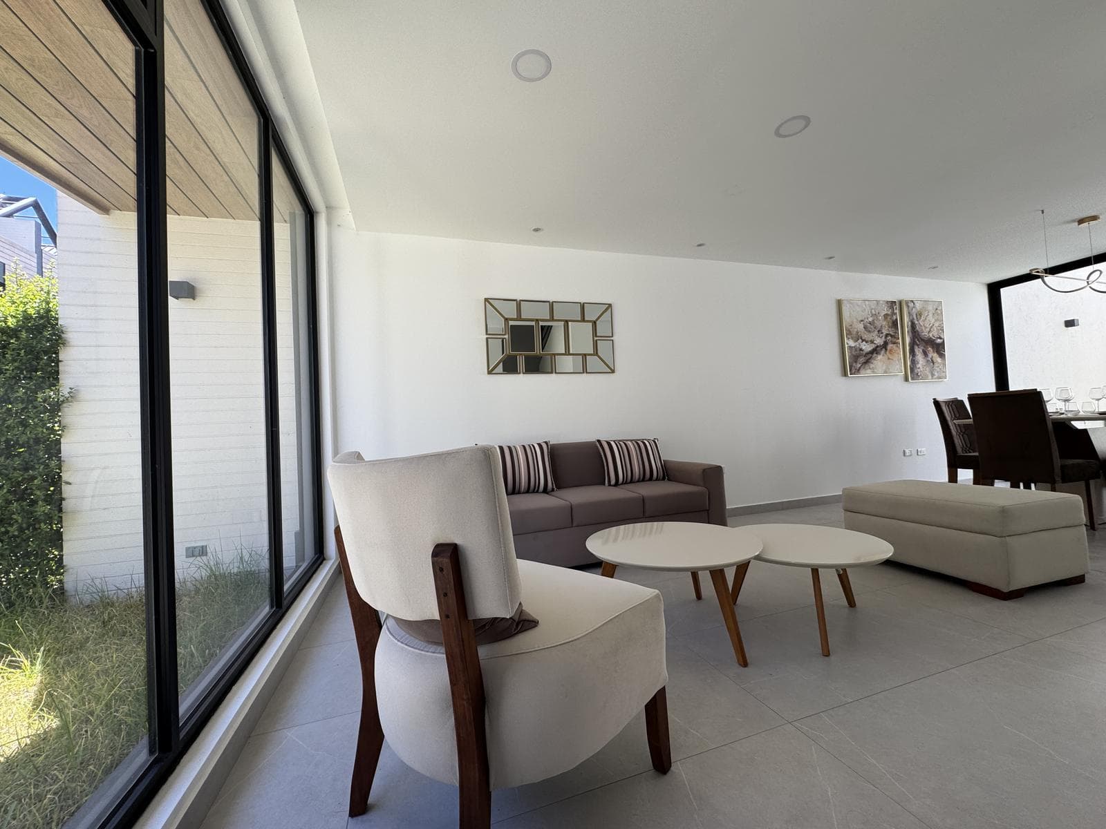 Casa en venta en Tumbaco – Diseño moderno, terraza y amplias áreas verdes - 1