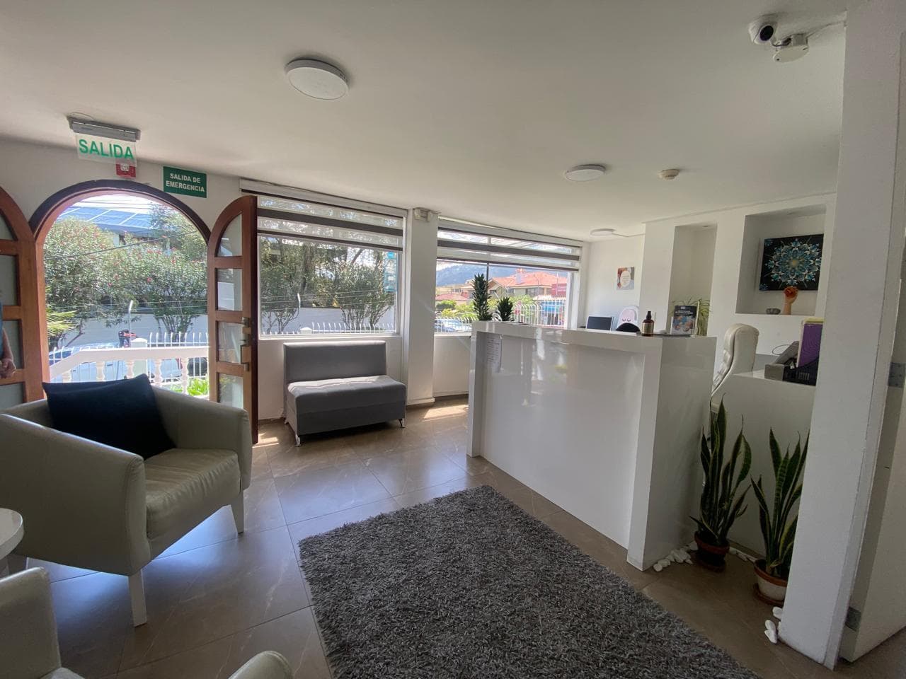 CONSULTORIO DE ARRIENDO EN CUMBAYÁ SECTOR LA PRIMAVERA - 1