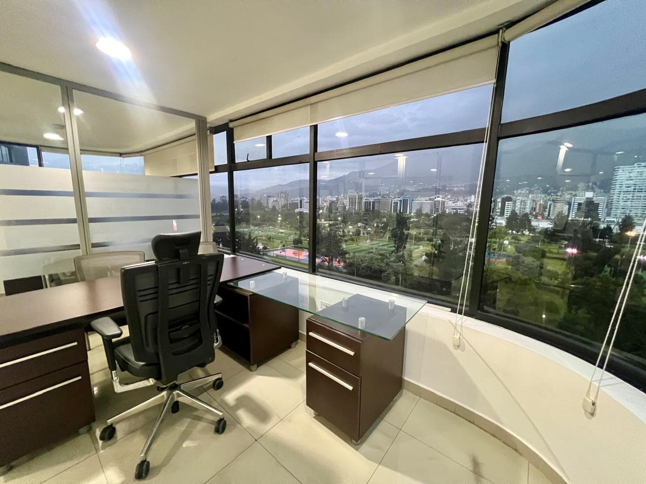 MV - SECTOR LA CAROLINA, AV SHYRIS EN RENTA OFICINA AMOBLADA 110M2 CON LINDA VISTA, EDIFICIO CORPORATIVO - 1
