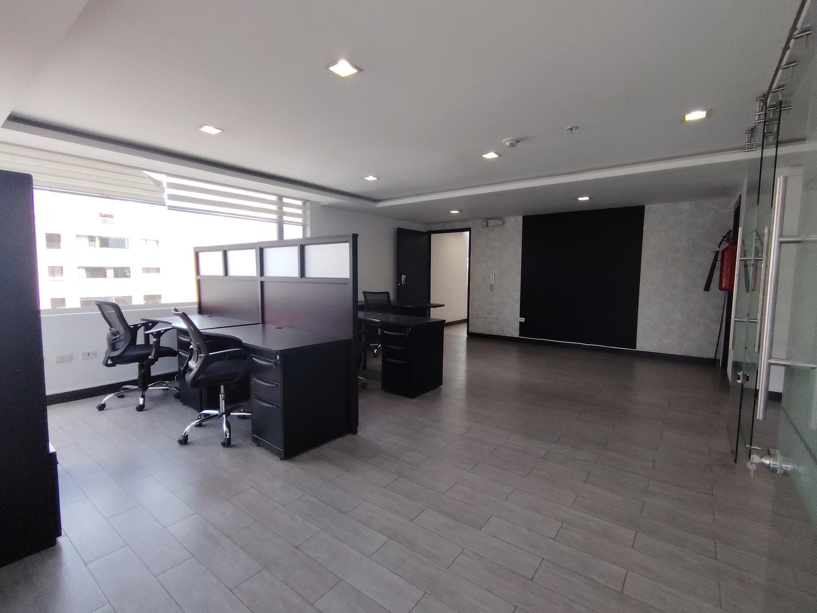 RENTA OFICINA AMOBLADA 56M2 - AV. SHYRIS - 1
