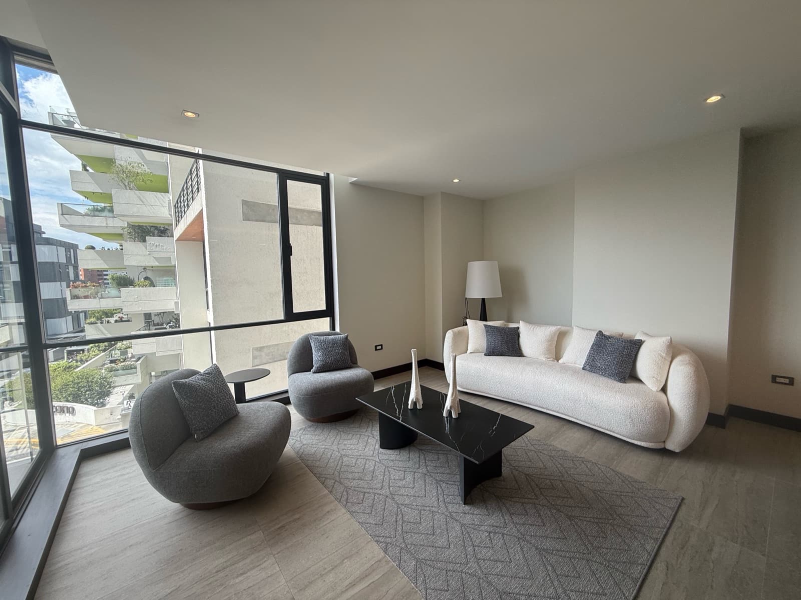 Venta departamento sector González Suárez - 1