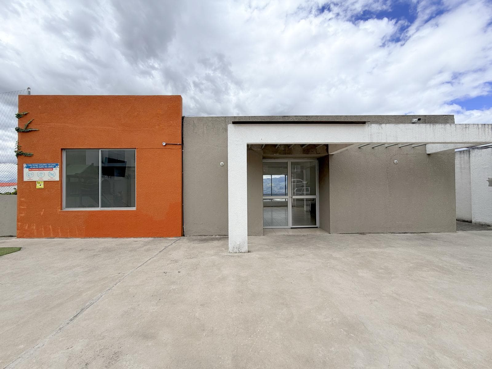 CASA DE VENTA TRES NIVELES CON JACUZZI PRIVADO EN CONJUNTO CUMBRES DE SAN ISIDRO - 1