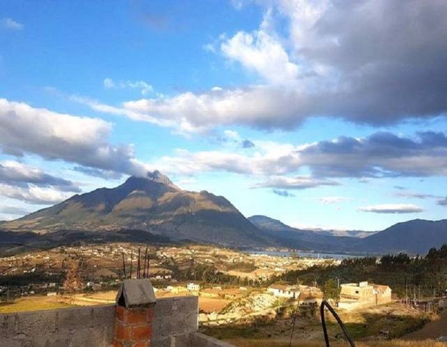 VENDO CASA PEQUEÑA A 10 MINUTOS OTAVALO