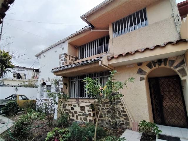 Hermosa y amplia casa en el centro de Cuenca, ideal para inversión. 09 96 59 67 59 - 09 84 11 73 85