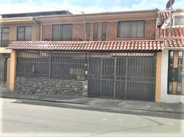 CASA EN VENTA DE 2 DEPARTAMENTOS EN CUENCA SECTOR HOSPITAL REGIONAL