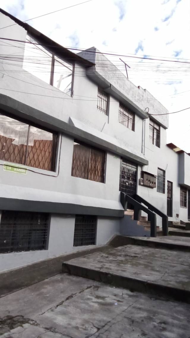 CASA RENTERA ESQUINERA 3 FRENTES, 3PISOS, 4DPTOS, 3 LOCALES COMERCIALES, PIO XII