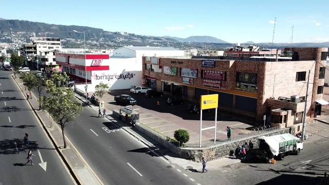 Oficinas grandes en el centro de Tumbaco