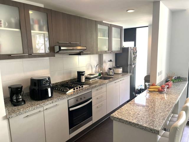 Arriendo Hermoso Departamento de 2 dormitorios Semiamoblado en Urbanizacion Iñaquito Alto