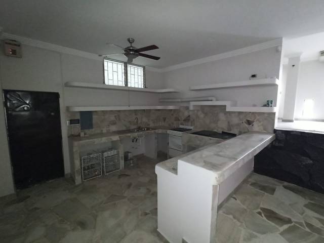 VENTA DE LUJOSA CASA CON SISTEMAS DE SEGURIDAD Y ELEGANTES ACABADOS