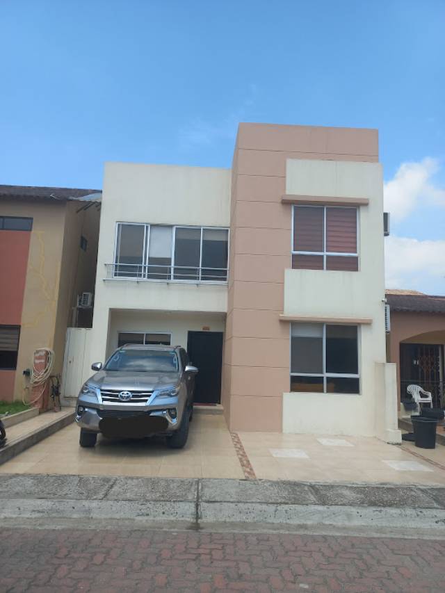 SE VENDE MODERNA CASA UBICADA EN URBANIZACION PRIVADA VILLA CLUB ETAPA HERMES.