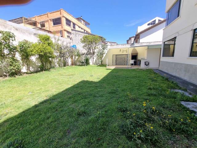 Departamento con Patio 4 Dorm. y 5 Parqueos Urb Matovelle Norte de Quito