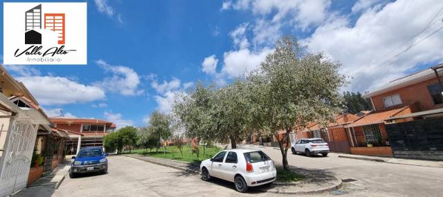 CASA AMPLIA EN URBANIZACIÓN POR RACAR.