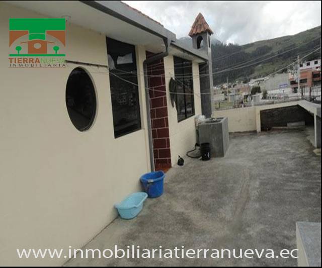 VENDO CASA EN OTAVALO AL FILO DE LA PANAMERICANA