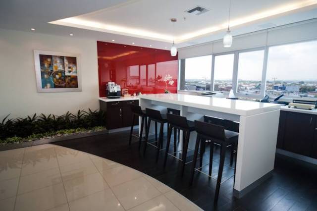 Alquila una oficina personalizada para cinco o seis personas en Guayaquil, Mall del Sol