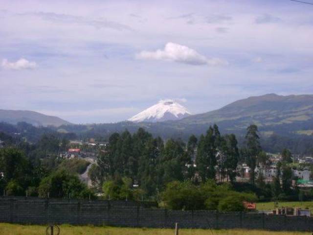 Terreno en Venta Sangolqui, con dos frentes. Barrio La Carolina. Ideal para conjunto habitacional